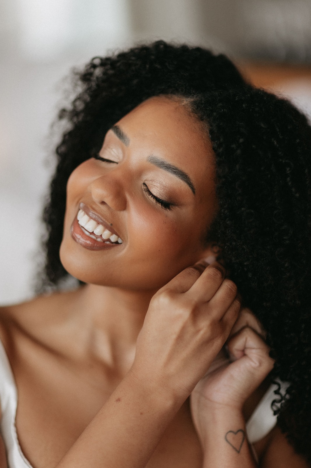 Manuela Sacramento sorrindo, retrato colorido